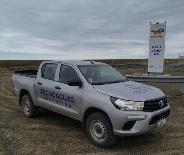 Camioneta con la marca Tecnoaguas frente a una planta