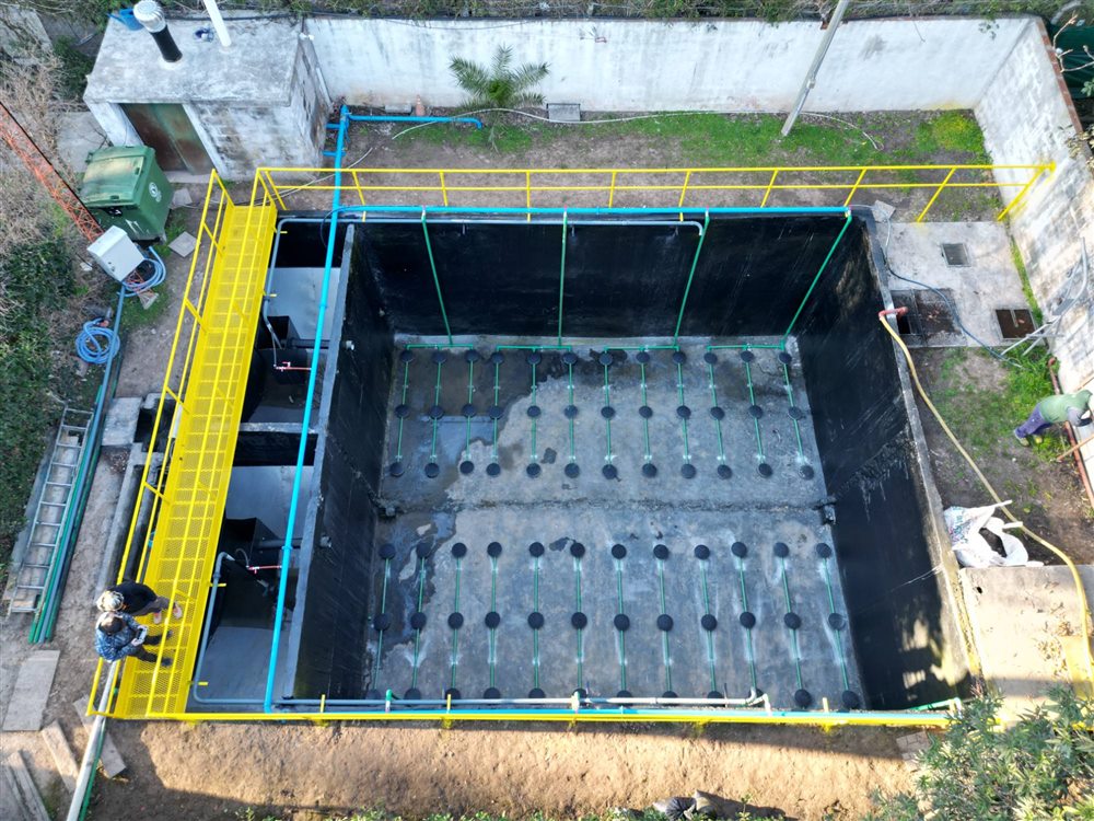 Vista aérea de la planta del barrio privado El Aromo, ampliada y reconstruida, con difusores de aire de membrana y pasarela amarilla