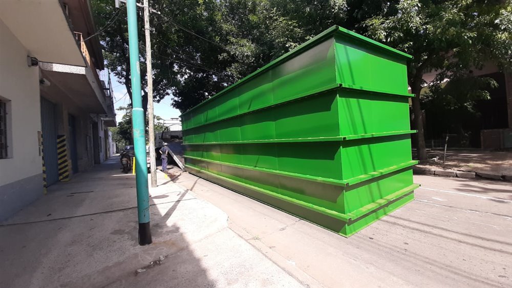 Módulo verde de una planta de tratamiento recién fabricado, trasladado por la calle hacia la obra