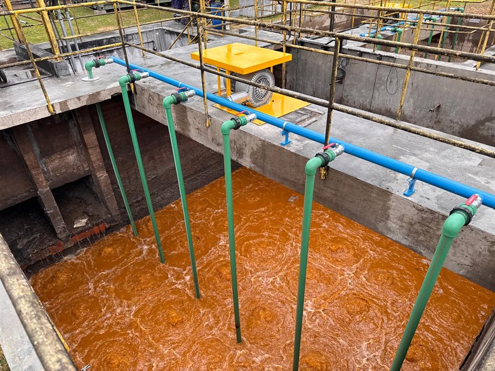 Cámara ecualizadora de una planta de tratamiento, con soplador, cañerías de aire con difusores y el líquido en agitación