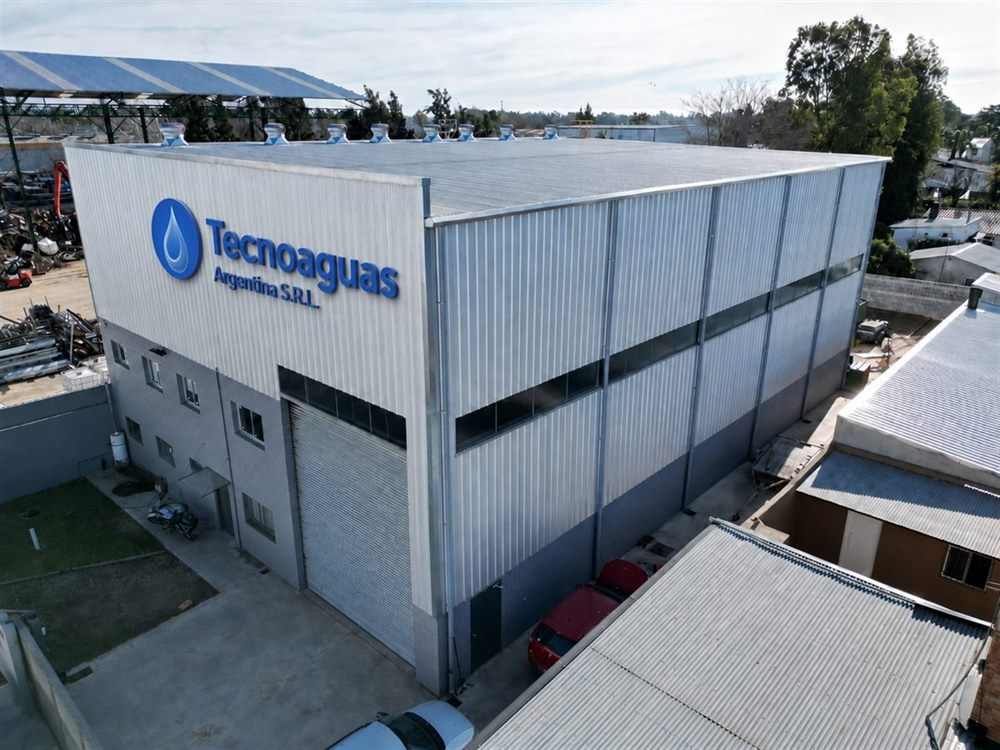 Vista aérea de la nave industrial y las oficinas de Tecnoaguas en Benavídez