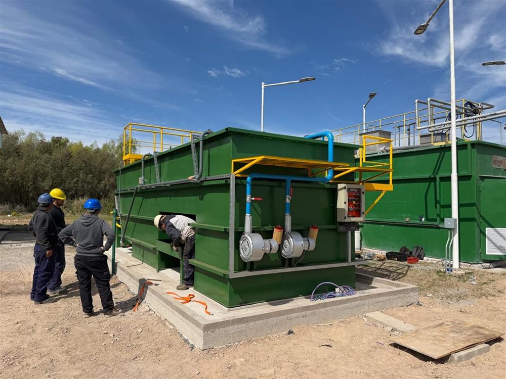 Equipo de Tecnoaguas durante el montaje de una planta en obra