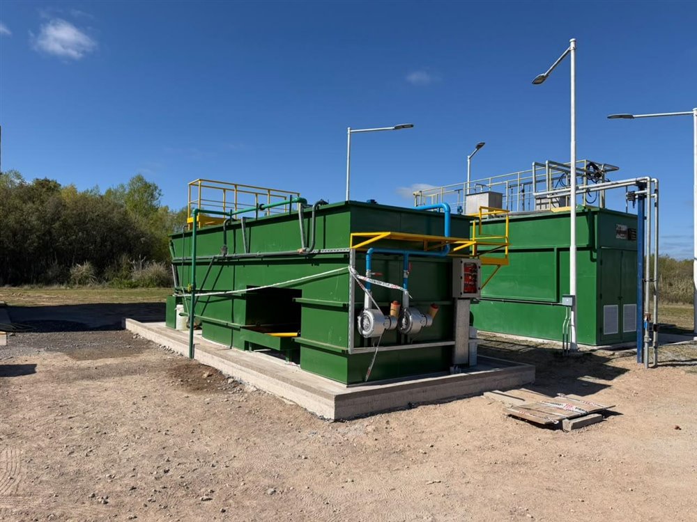 Planta de tratamiento instalada, con dos sopladores y plataformas de acceso