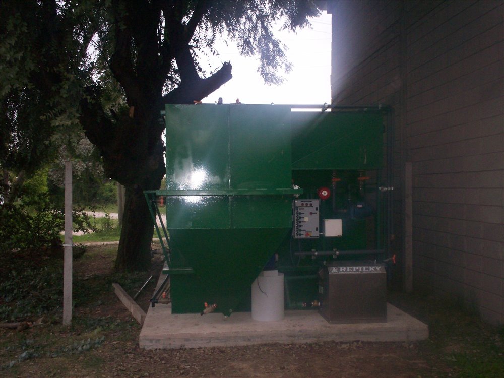 Equipo compacto instalado sobre una base de hormigón, con tablero de comando, bomba y dosificación