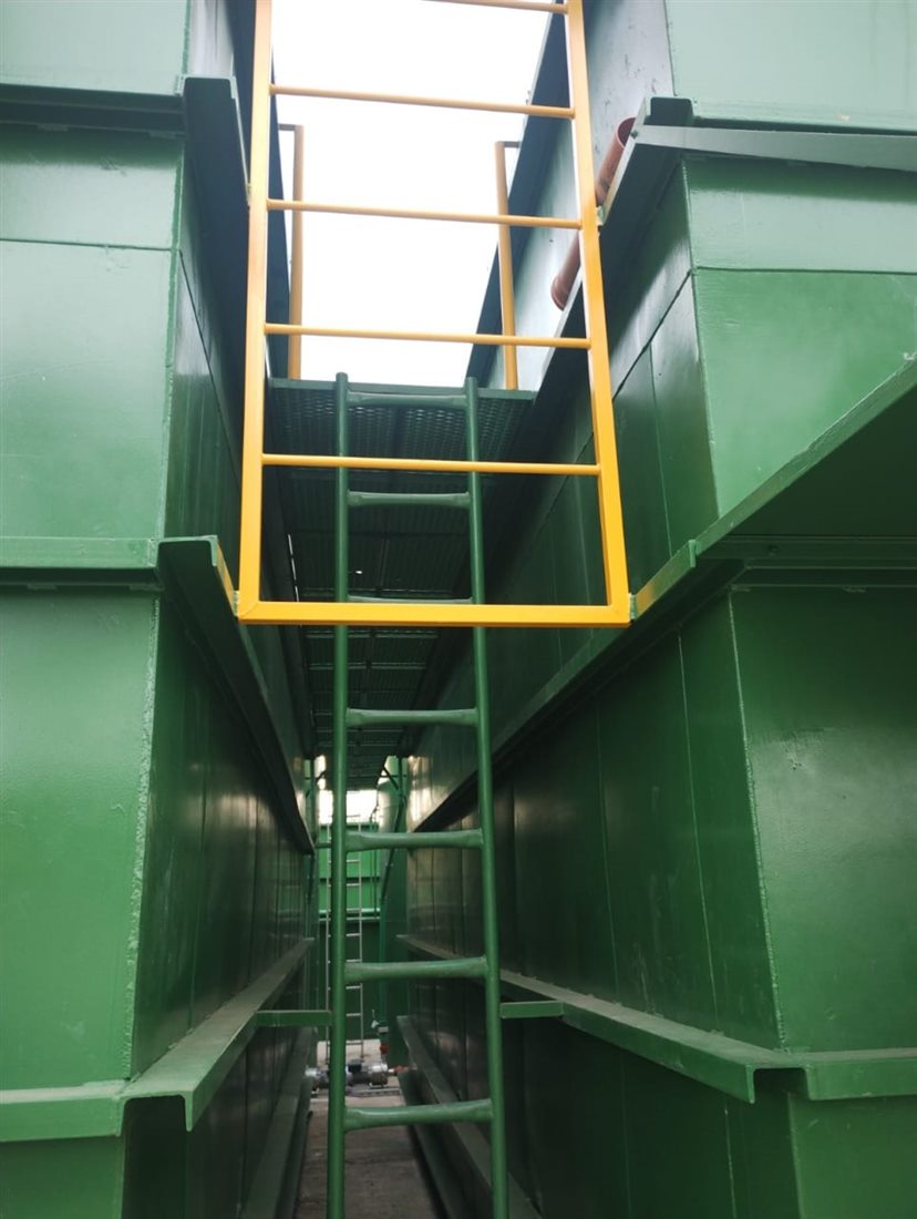 Escalera de acceso entre dos módulos de la planta