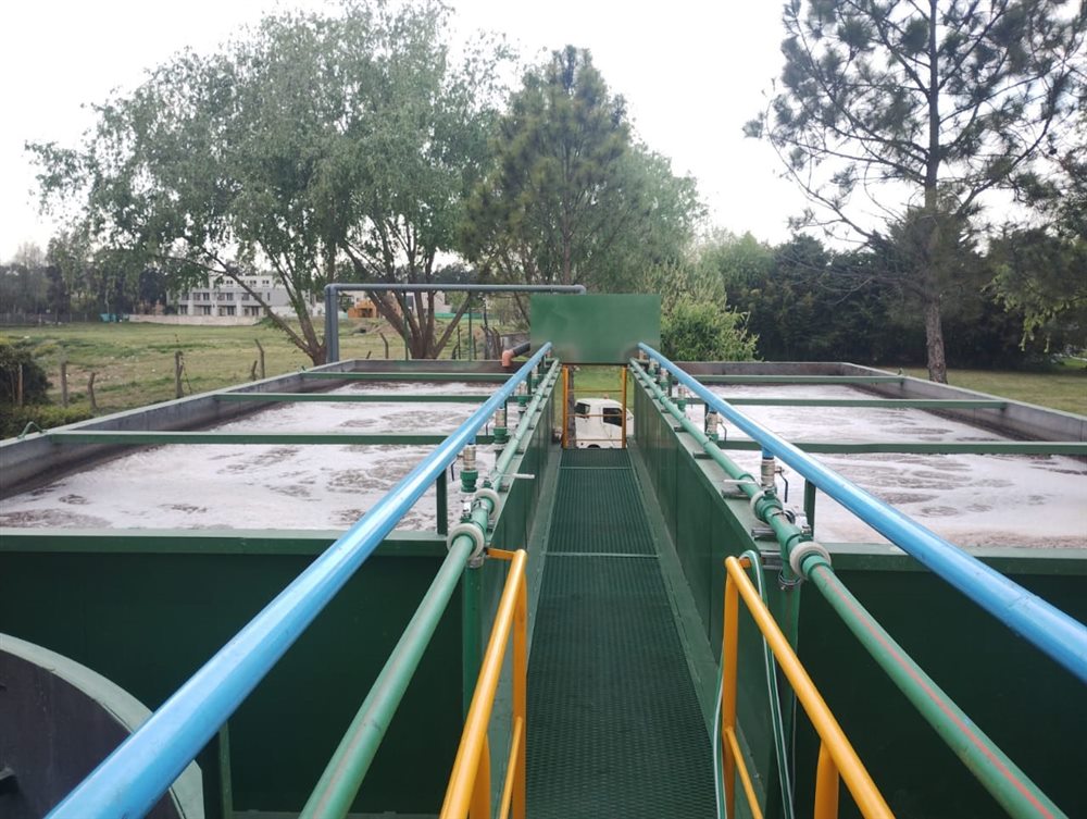 Dos tanques de aireación en funcionamiento con la pasarela central y las cañerías de aire