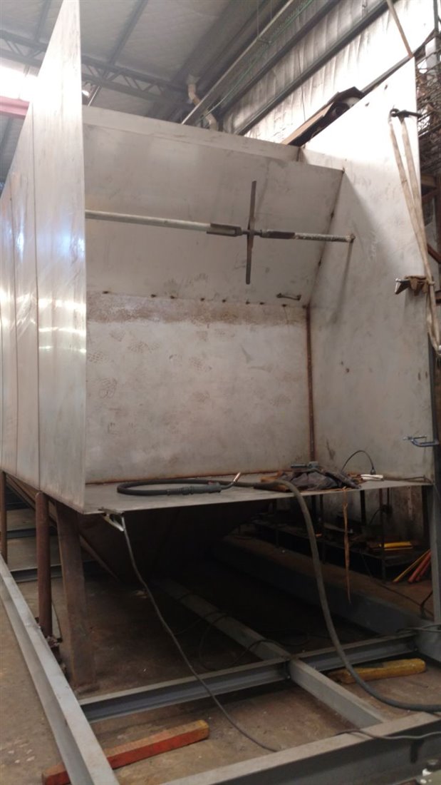 Cámara de un equipo DAF en fabricación dentro del taller, con el eje del barredor