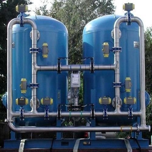 Dos filtros presurizados con cañerías de acero inoxidable y válvulas neumáticas