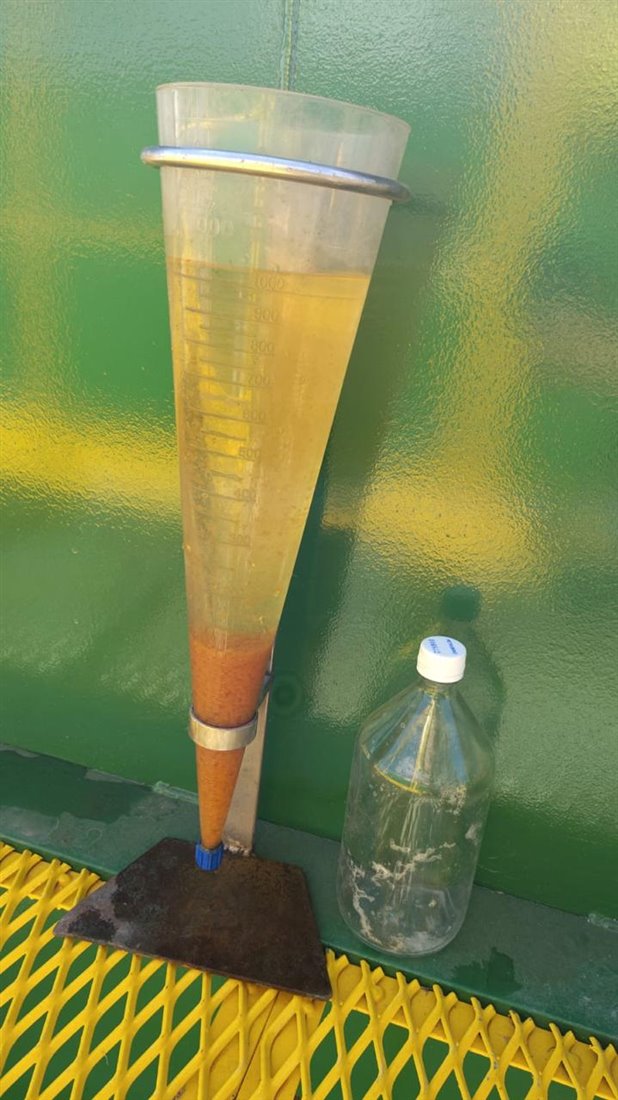 Ensayo de sedimentación en cono Imhoff con una muestra de efluente: se ve el lodo decantado en la punta