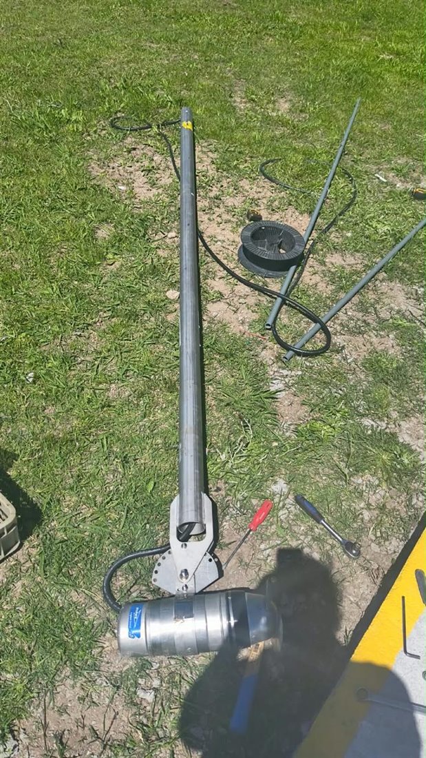 Equipo sumergible con su soporte de acero, armado sobre el pasto antes de instalarlo