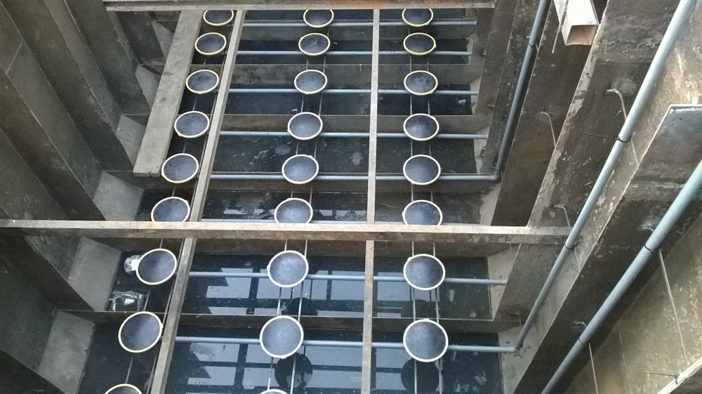 Difusores de aire de membrana instalados en el fondo de una cámara de aireación