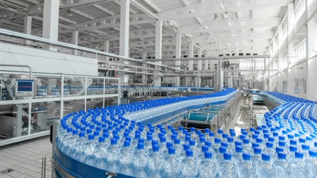 Línea de embotellado de agua en una planta: una de las aplicaciones típicas de la ósmosis inversa