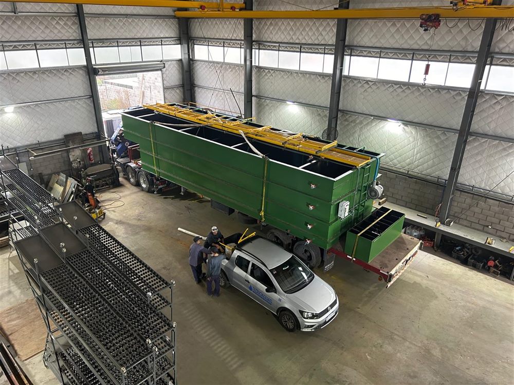 Planta de tratamiento en fabricación dentro de una nave industrial