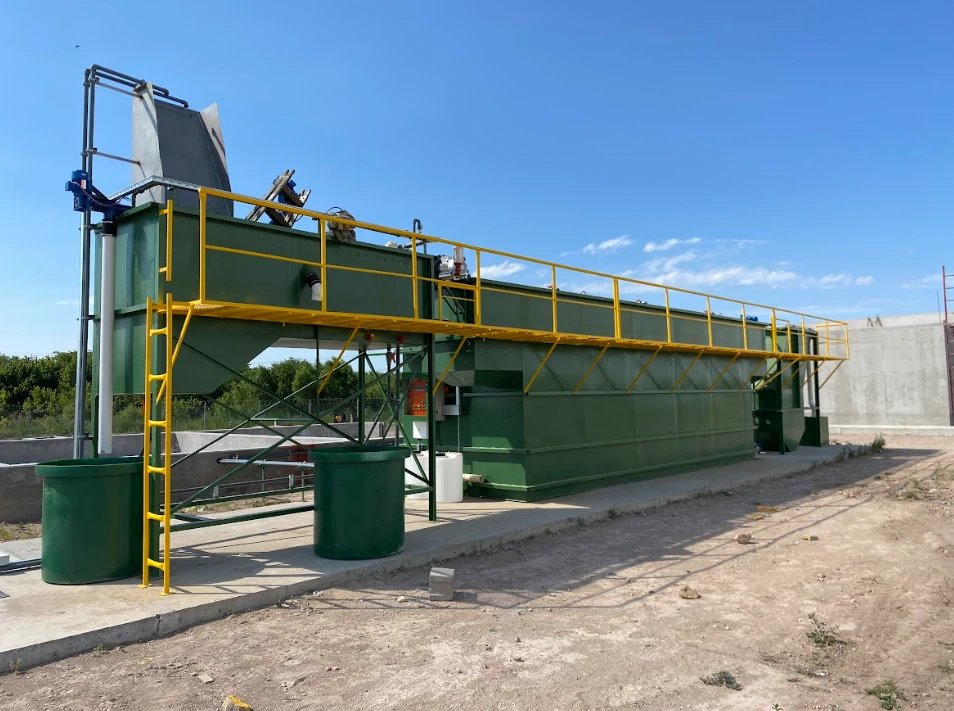 Planta de tratamiento de efluentes con plataforma de acceso amarilla, barandas, escalera y tanques
