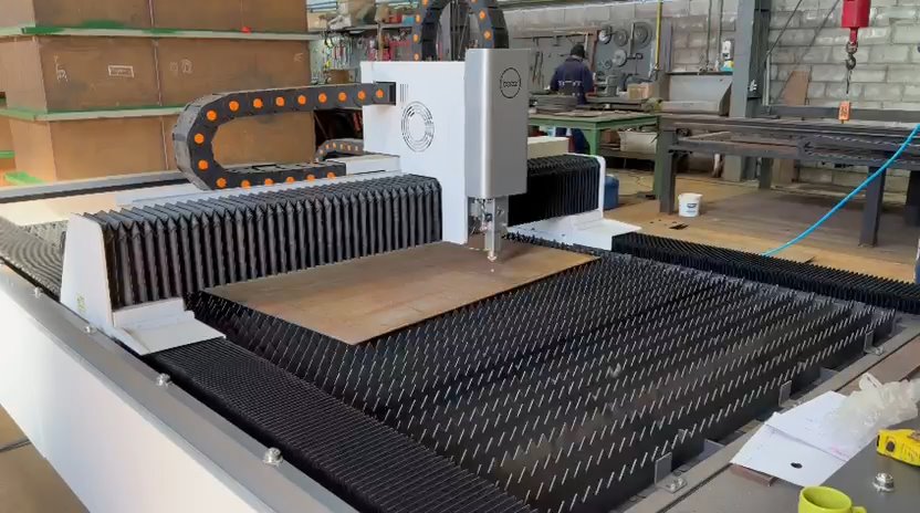 Máquina de corte láser trabajando sobre una chapa en el taller de Tecnoaguas