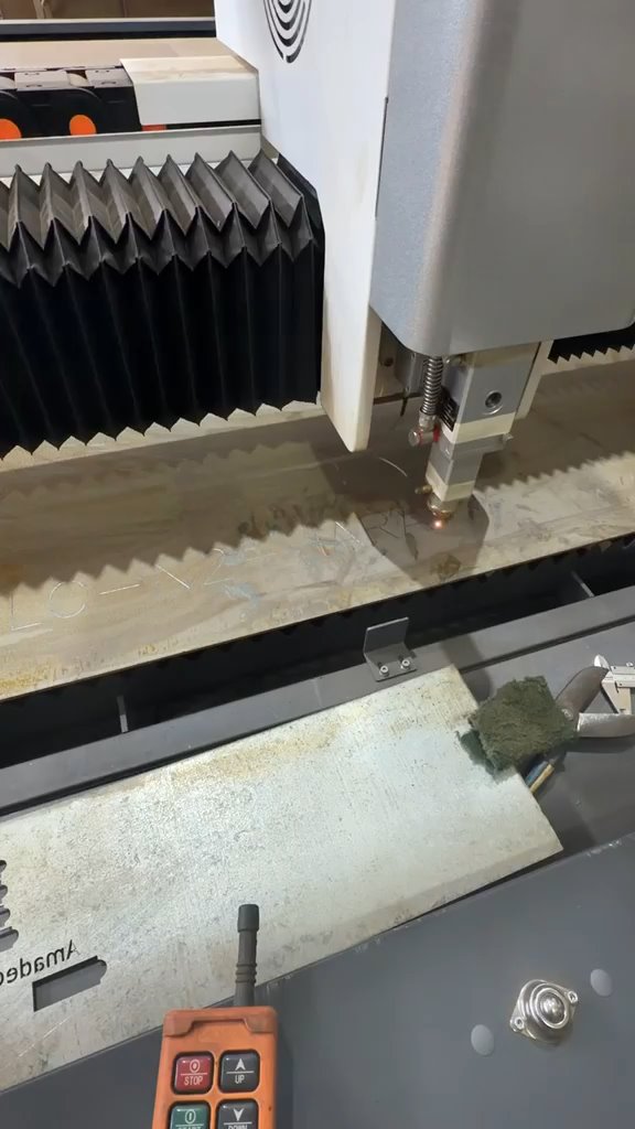 Cabezal de corte láser trabajando sobre una chapa, visto de cerca